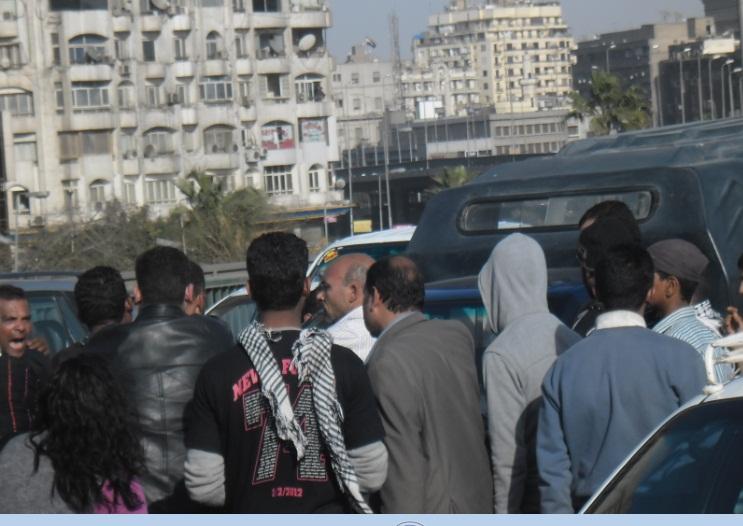 متظاهرون يعتدون على سيارة شرطة اعلي كوبري أكتوبر