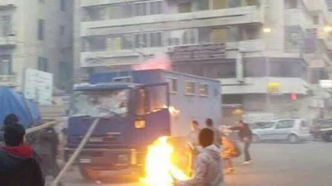 رافضو الانقلاب يشعلون سيارة ترحيلات بالإسكندرية