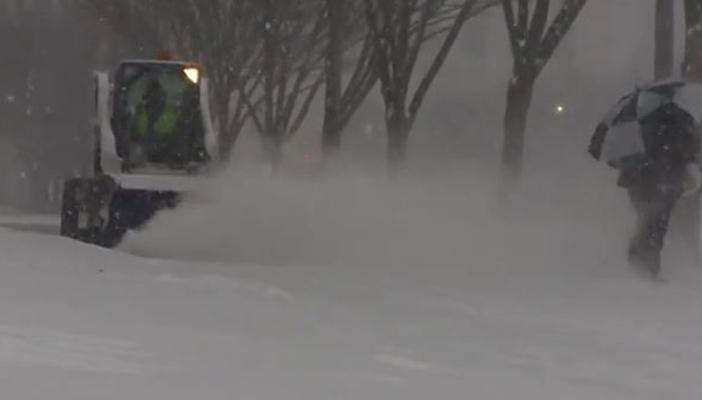 بالفيديو.. مقتل 10 أشخاص في عاصفة ثلجية تجتاح 11 ولاية أميركية