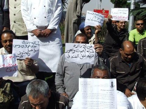 عمال “ونتر بالاس” بالأقصر يعتصمون احتجاجا على عدم صرف مستحقاتهم