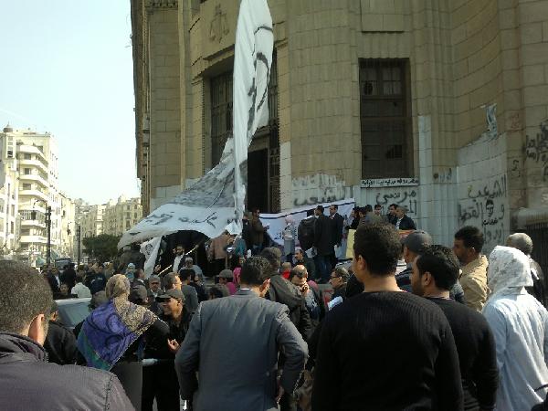 وقفة احتجاجية أمام دار القضاء للمطالبة بتفعيل نتائج تقصي الحقائق