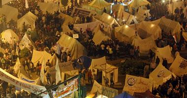 متظاهرو التحرير يعرضون فيديوهات تسخر من الإخوان عبر شاشات عرض