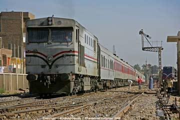 الأمن يفض اعتصام متظاهرين بعد تعطيلهم لخط القاهرة بورسعيد ساعتين ونصف