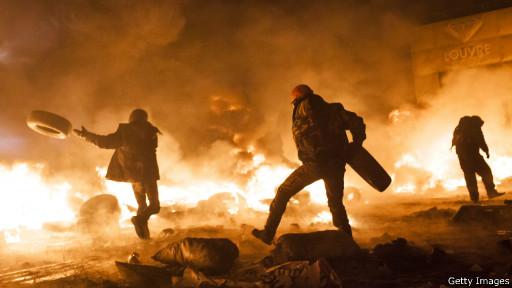 رئيس أوكرانيا يقدم تنازلات وسط تواصل الاحتجاجات