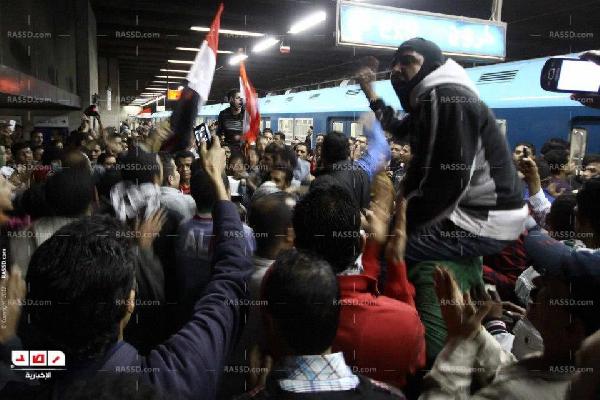 بالصور .. المتظاهرون يقتحمون محطة مترو السادات ويهددون بقطع حركة القطارات