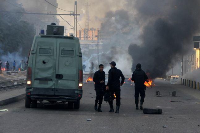 بالفيديو.. ضابط يهدد مراسل “ام بي سي” لتصويره إعتداءات الأمن