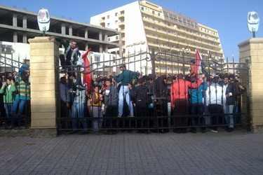 المتظاهرون يكسرون البوابة الرئيسية لمبنى محافظة كفر الشيخ