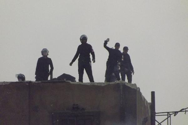 اشتباكات عنيفة بين قوات الأمن و المتظاهرين بمحيط الداخلية