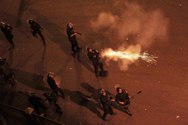 فيديو..التلفزيون الرسمي يزيف ثورة يناير ويمدح دور الشرطة