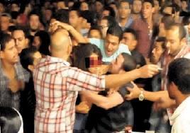 فيديو..اشتباكات عنيفة بسبب حالات تحرش جماعي بالتحرير