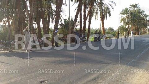 سلسلة بشرية علي طريق مصر أسوان الزراعي بالأقصر