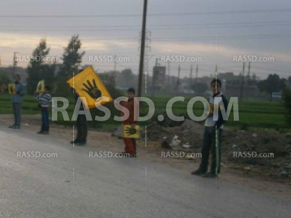 سلسلة بشرية صباحية بميت حمل في بلبيس رفضا لحكم العسكر