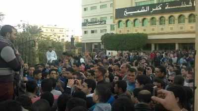 المتظاهرون بكفرالشيخ ينصبون الخيام فى محيط مبنى المحافظة للإعتصام