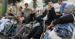 “المعاقون” يتظاهرون أمام “الوزراء” للمطالبة بوحدات سكنية