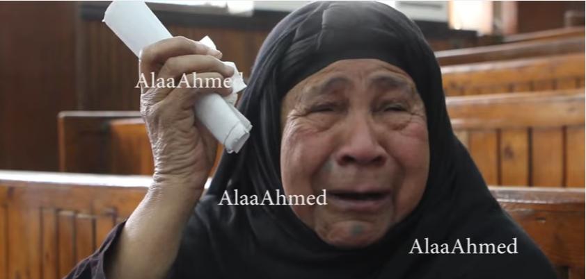 بالفيديو.. أم معتقل لقاضي المحكمة: “طلع ابني وأنا أمسحلك البلاط”