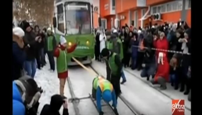 المرأة الحديدية.. روسية تجر عربتي “ترام” بوزن 36 طنا