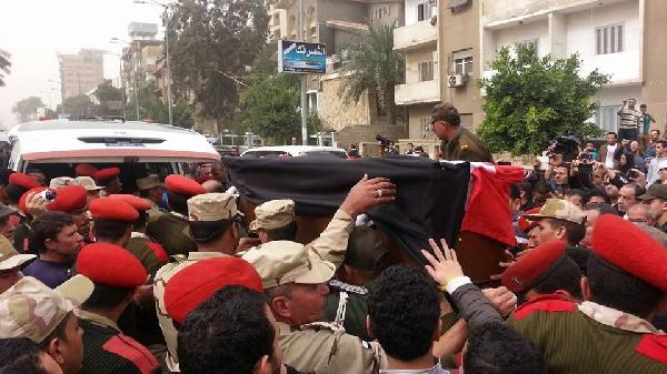 أهالي بورسعيد يشيعون جنازة أحد أفراد طاقم طائرة سيناء