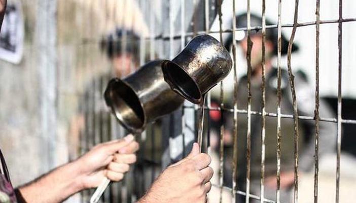 45 معتقلًا فلسطينيًا بسجون الاحتلال يعلنون إضرابهم عن الطعام