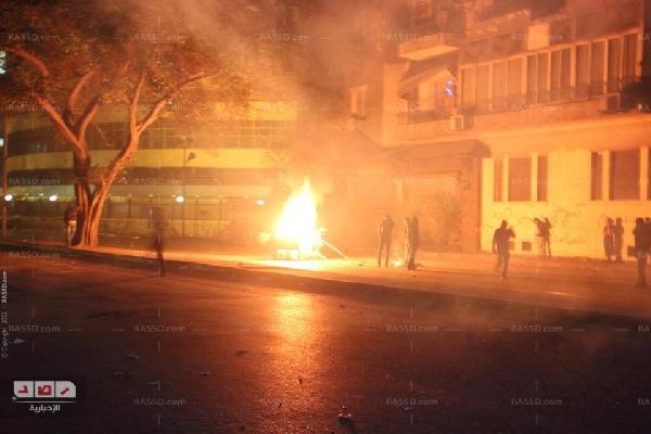 المتظاهرون يضرمون النار في سيارة على كورنيش النيل