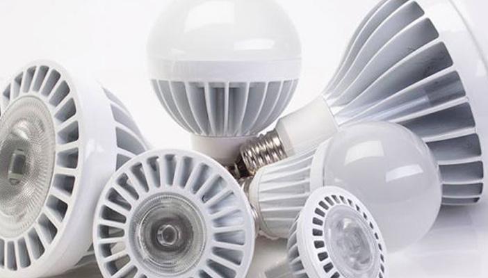 “الكهرباء” تلزم المستهلكين الجدد بشراء 10 لمبات “ليد” للحصول على عداد