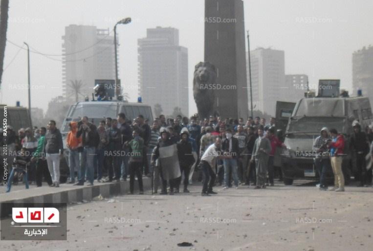 القنابل المسيلة للدموع تجبر المتظاهرين على الخروج من الميدان