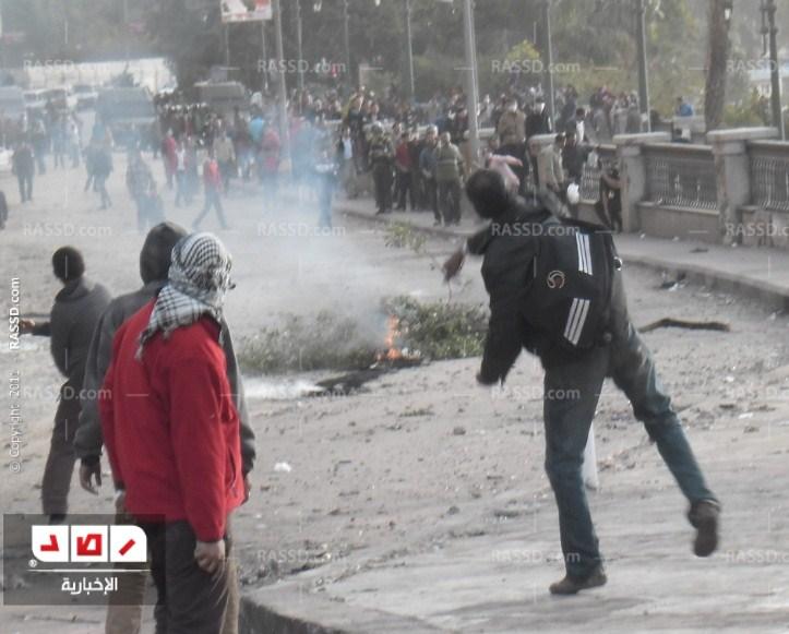 احتدام الاشتباكات على الكورنيش والمتظاهرين يتراجعون أمام مبنى”الوطني”المنحل