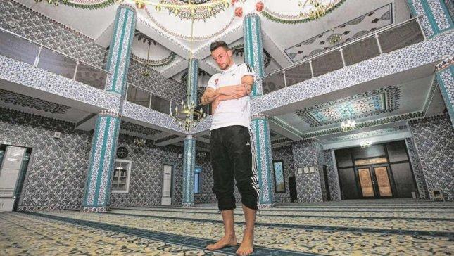 بعد إعلان إسلامه ..لاعب ألماني: الصلاة تهذب روحي