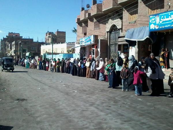 سلسلة بشرية تنديدا بمحاكمة “مرسي” بالمنصورية