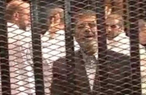 مرسي : أنا الرئيس الشرعي للبلاد