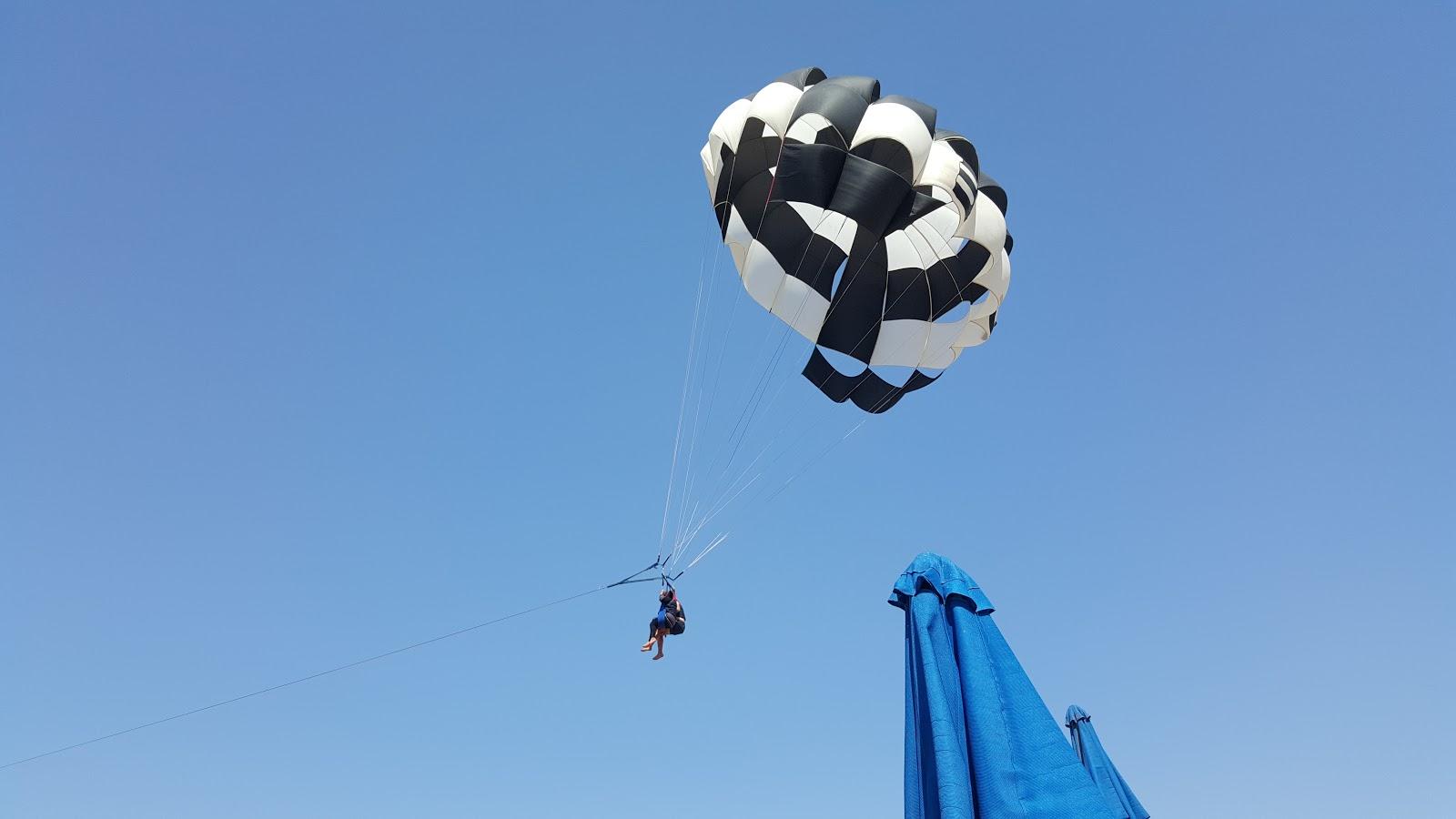 بالفيديو.. سقوط فتاتين من “باراشوت” بوادى الريان يشعل مواقع التواصل