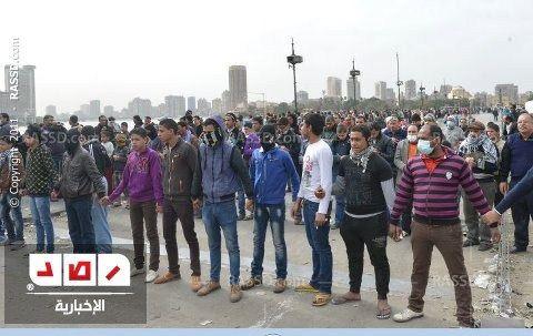 المتظاهرون يصلون الغائب أعلي كوبري قصر النيل ويستقبلون الأمطار بالدعاء بسقوط النظام