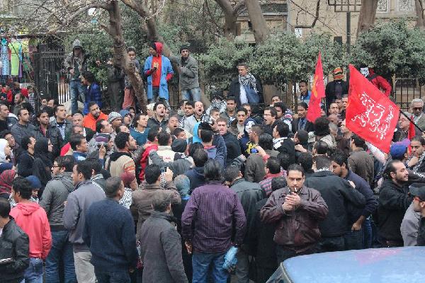 مشادات بين المتظاهرين واهالي السيدة زينب .. والعليمي : اي قرارات استثنائية سيتم كسرها