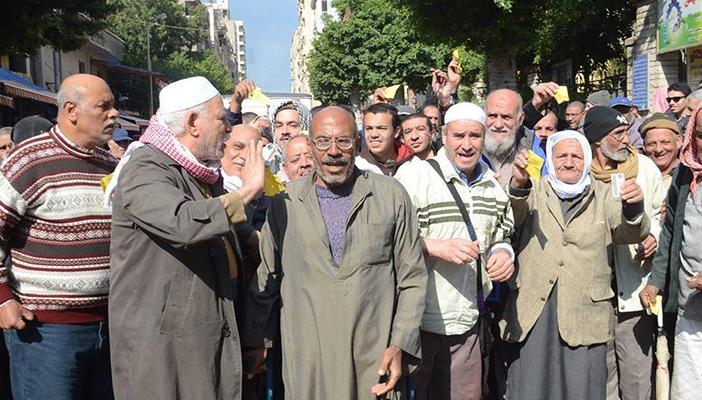 وقفة لذوي الاحتياجات لمنع تسليمهم كارنيهات النقل العام بالإسكندرية