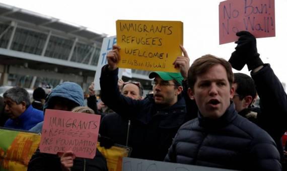 تظاهرات أمام مطار جون كيندي احتجاجا على قرار “ترامب” بمنع اللاجئين