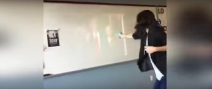 بالفيديو.. التحقيق مع مدرسة أميركية صوبت مسدس “ماء”  تجاه صورة ترامب