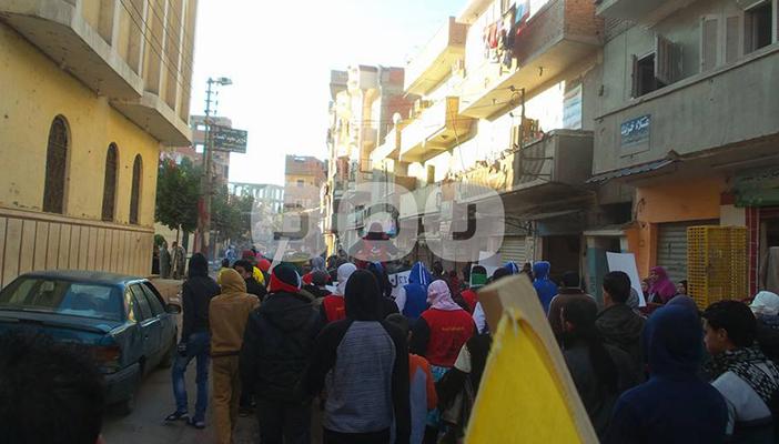 نشرة الأخبار الأولى.. مسيرات وقطع طرق ورفع شارة رابعة في بعض المحافظات