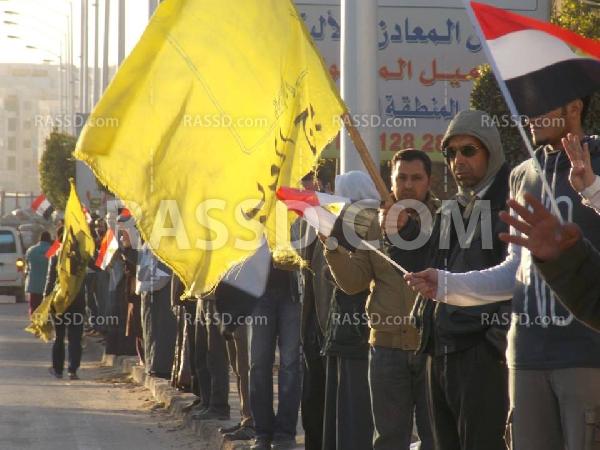 سلسلة بشرية بمدينة برج العرب رفضا للانقلاب العسكري