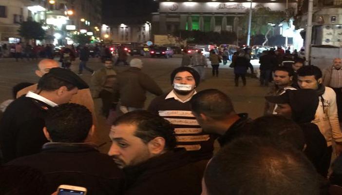 متظاهر صامت يطالب بسقوط العسكر ومغردون: إنت راجل وسط أبطال من ورق