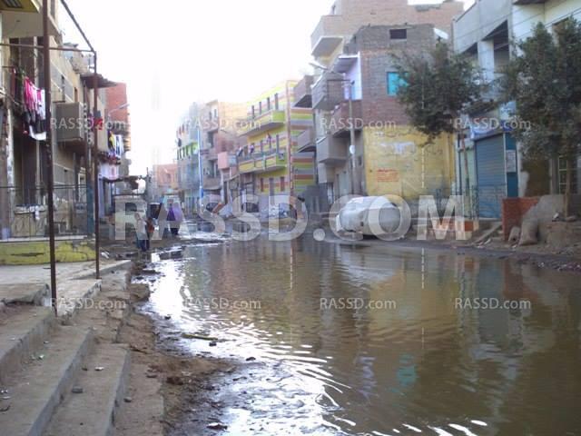 شوارع إطسا ودفنو بالفيوم تغرق في بركة من مياه الصرف الصحي