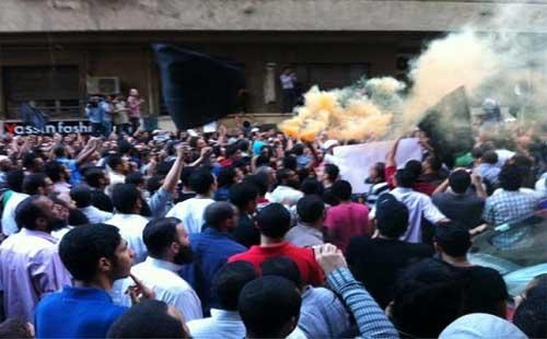 تجدد الاشتباكات بين الأمن والمتظاهرين بمحيط السفارة الأمريكية