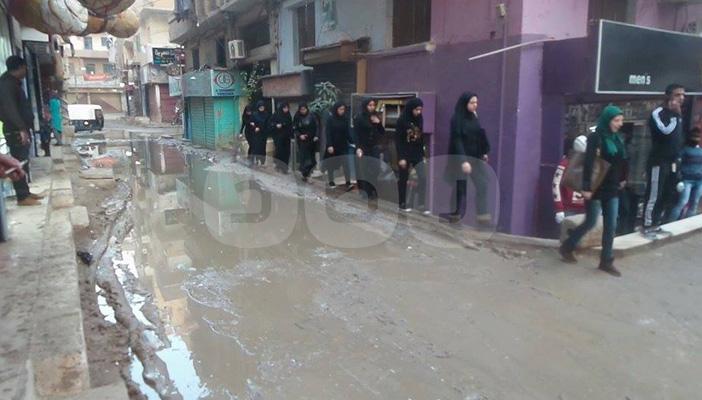 بالصور.. غرق شوارع الشرقية في الصرف الصحي وغياب تام لنواب السيسي