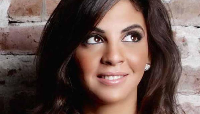 بالصور.. مطربة تحصل على جائزة أقوى صوت في العالم.. والدولة تتجاهل