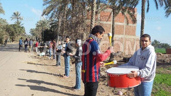 سلسلة بشرية لشباب ضد الانقلاب في كوم النور مركز ميت غمر