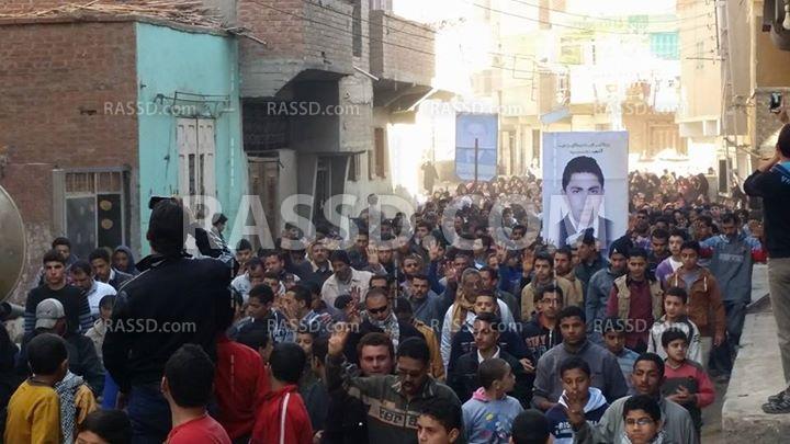 أهالي “العدوة” يتظاهرون حاملين صور شهيد اقتحام القرية