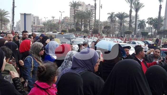 بالصور.. مطلقات بورسعيد يقطعن الطريق أمام ديوان المحافظة