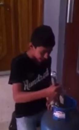 فيديو..طفل يبيع الانابيب وهو يتلو القرآن بصوت مُبهر