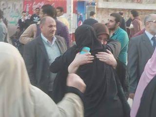 بالصور..إخلاء سبيل طالبات كلية الدراسات الإسلامية بالمنصورة