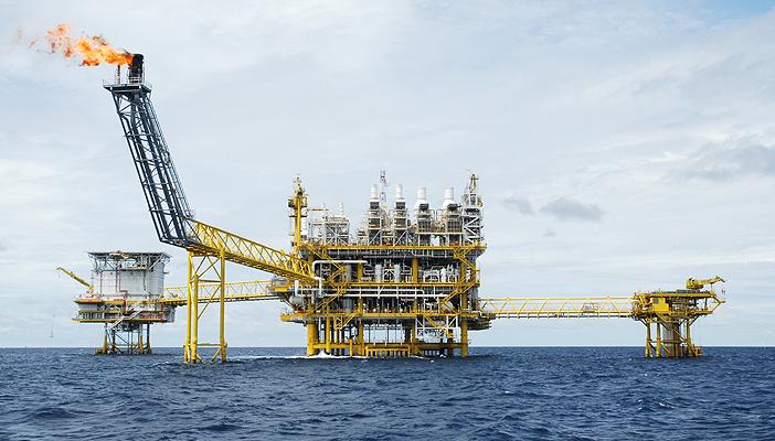 الوفد الإسرائيلي بمصر لإتمام صفقة الغاز.. وخبيريصفها بأكبرعملية نصب