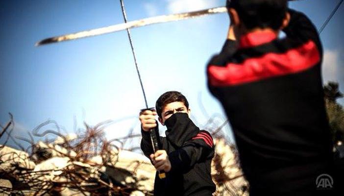 بالصور.. شبان في غزة يمارسون فنون قتال “النينجا”