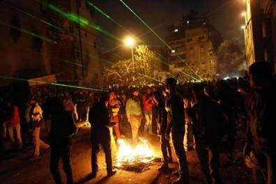 احتدام الاشتباكات بين المتظاهرين والأمن بـ”سيمون بوليفار”